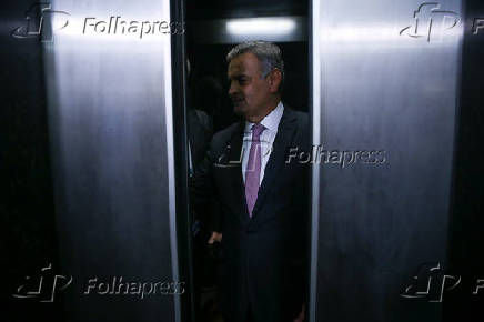 Aécio Neves, após falar com jornalistas sobre decisão do PSDB que o livrou de expulsão