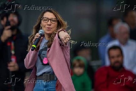 Folhapress - Fotos - Janja, mulher do ex-presidente Lula, discursa em comício