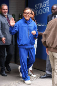 Jackie Chan é visto na região da Times Square na cidade de Nova York