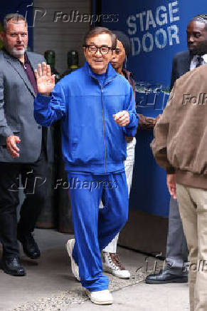 Jackie Chan é visto na região da Times Square na cidade de Nova York