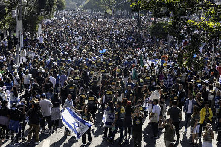 Público exibe bandeira de Israel durante a Marcha para Jesus
