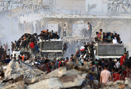 Palestinians receive aid supplies in Beit Lahia