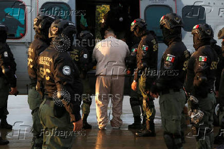 Mexico transfers cartel members to the U.S.