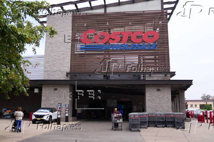 Costco customers visit Los Angeles store ahead of earnings report