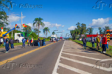 Agricultores bloqueiam ERS-287 em Venâncio Aires