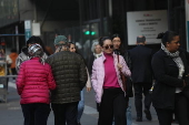 Pedestres enfrentam o frio em São Paulo