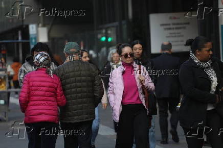 Pedestres enfrentam o frio em São Paulo