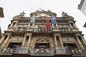 Colocación de banderas en la fachada del Ayuntamiento de Pamplona