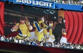 Robbie williams e laura pausini lideram a inesquecível preparação para a copa do mundo de clubes da fifa na partida final entre chelsea e psg.