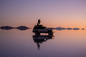 Atardecer en el salar de Uyuni en Bolivia