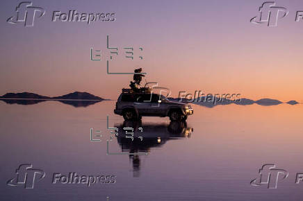 Atardecer en el salar de Uyuni en Bolivia