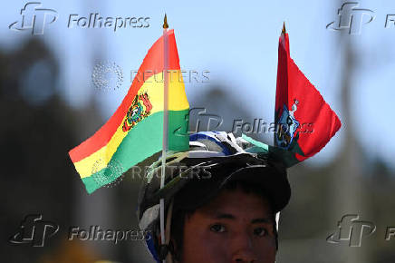 Bolivians compete with motorless cars, in La Paz