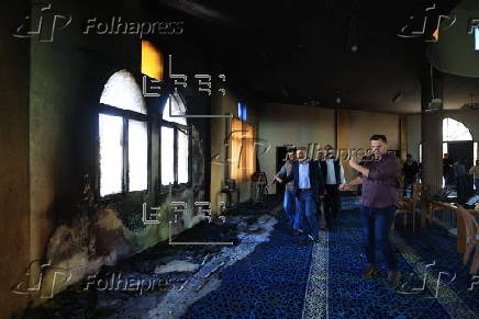 Israeli settlers attack Der Estya mosque