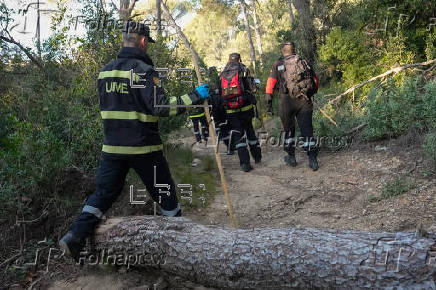 Miembros de la UME rastrean la sierra de Collserola