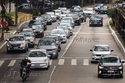 movimentação de veículos na avenida 9 de julho