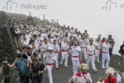 El grupo de bailarines y tocadores de Valverde ofrece la “Venia” a la imagen de la Virgen de los Reyes e