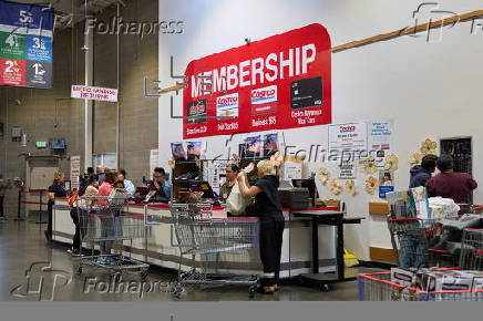 Costco customers visit Los Angeles store ahead of earnings report