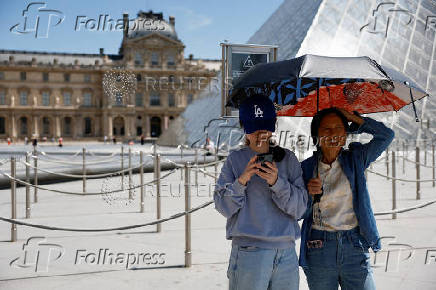 Hot summer temperatures hit Paris