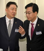 Floor leaders of ruling, opposition parties meet during forum on public policy