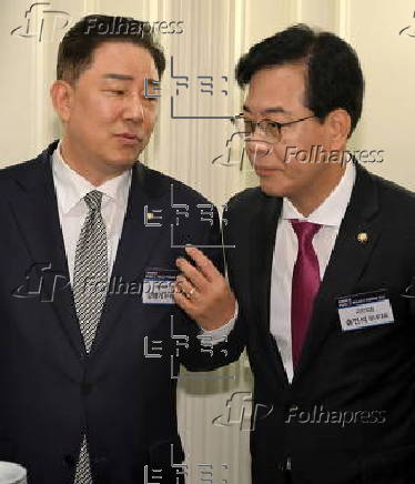 Floor leaders of ruling, opposition parties meet during forum on public policy