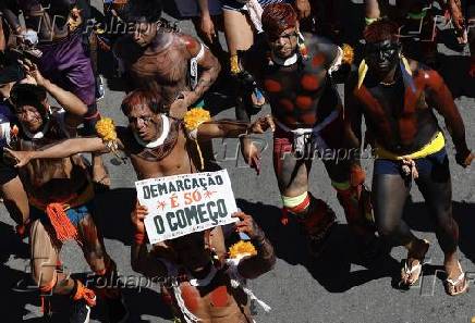 Indígenas de várias etnias participam de marcha em Brasília