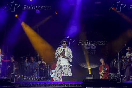 O cantor seu Jorge se apresenta no festival C6 Fest