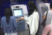 Profissional atendendo em agência bancária
