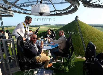 Michelin-starred dinner suspended at fifty metres in Braine-L'alleud