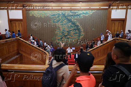 Tourists flock to the presidential Blue House before its closure