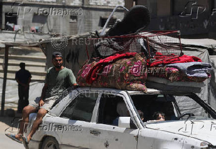 Displaced Palestinians make their way as they flee amid an Israeli military operation, in Gaza City