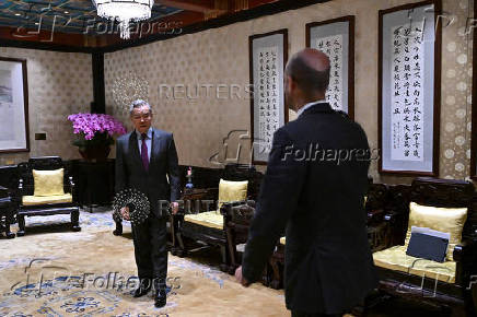 French foregin minister meets with Chinese counterpart in Beijing
