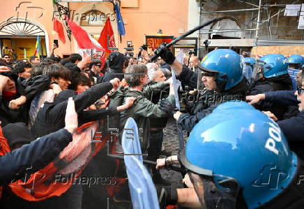 Police clash with security decree demonstrators in Rome
