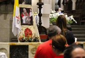 Fiéis rezam diante da imagem do Papa eleito Leão XIV  na catedral da Sé