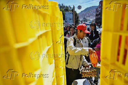 Long lines for basic goods amid shortages and rising prices, in La Paz