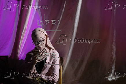 Models with albinism take part in fashion show promoting skin cancer awareness