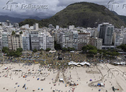 Vista da concentração de manifestantes favoráveis ao ex-presidente Jair Bolsonaro na praia de Copacabana, no Rio