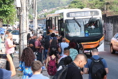 Queda de muro no metrô fecha 11 estação