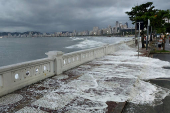 Ressaca do mar em Santos (SP)