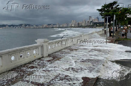 Ressaca do mar em Santos (SP)