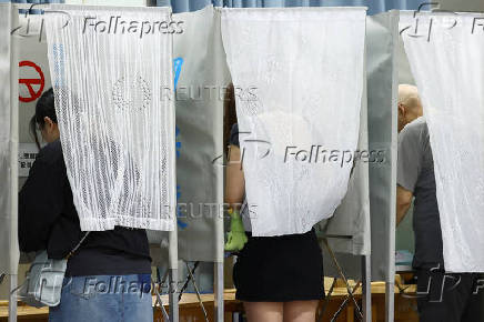 Taiwan votes in recall election