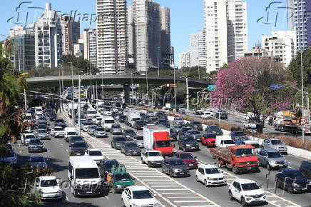 Movimentação intensa de veículos no Complexo Cebolinha
