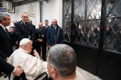 El papa visita una cárcel romana por Jueves Santo durante su convalecencia