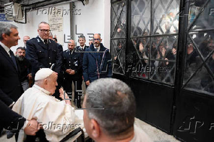 El papa visita una cárcel romana por Jueves Santo durante su convalecencia