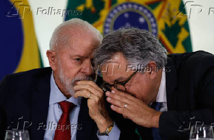 Lula e Padilha em cerimônia de sanções em Brasília