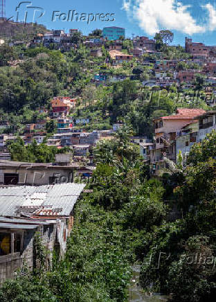 Vista de área com habitações em encosta em Teresópolis, no Rio