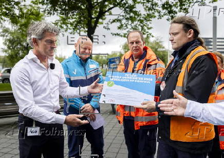 Security guards at Schiphol hand over petition to the management