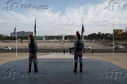 Grades são colocadas na Praça dos Três Poderes