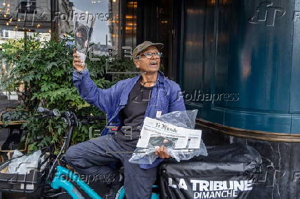 The last Newspaper Hawker in Paris to receive Order of Merit from President Macron