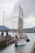 El buque escuela de la Armada española Juan Sebastián de Elcano cruza el Canal de Panamá para continuar su travesía