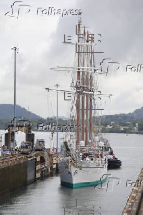El buque escuela de la Armada española Juan Sebastián de Elcano cruza el Canal de Panamá para continuar su travesía